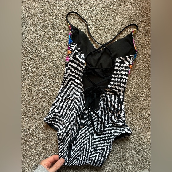 Bar lll Colorful Geometric One-Piece Swimsuit criss cross back - Picture 4 of 7